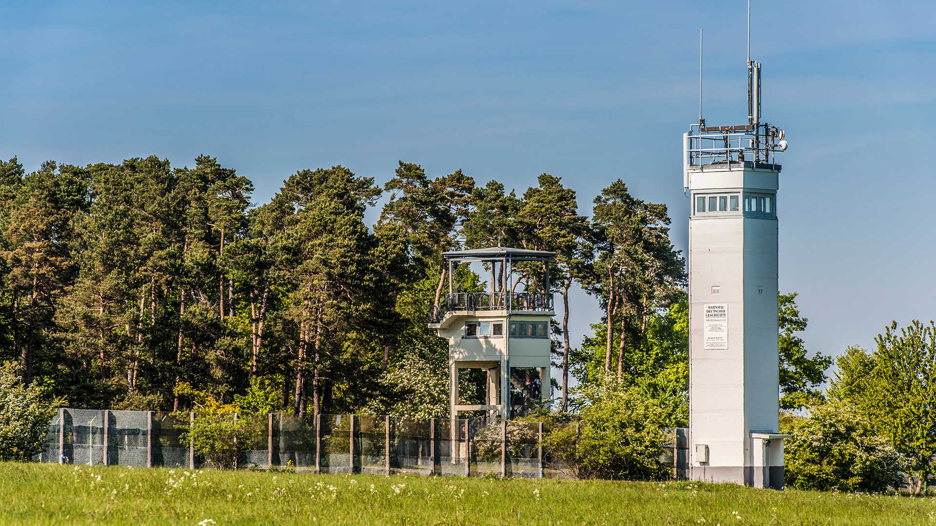 Grenzturm und Zaun an der Gedenkstätte Point Alpha in Geisa