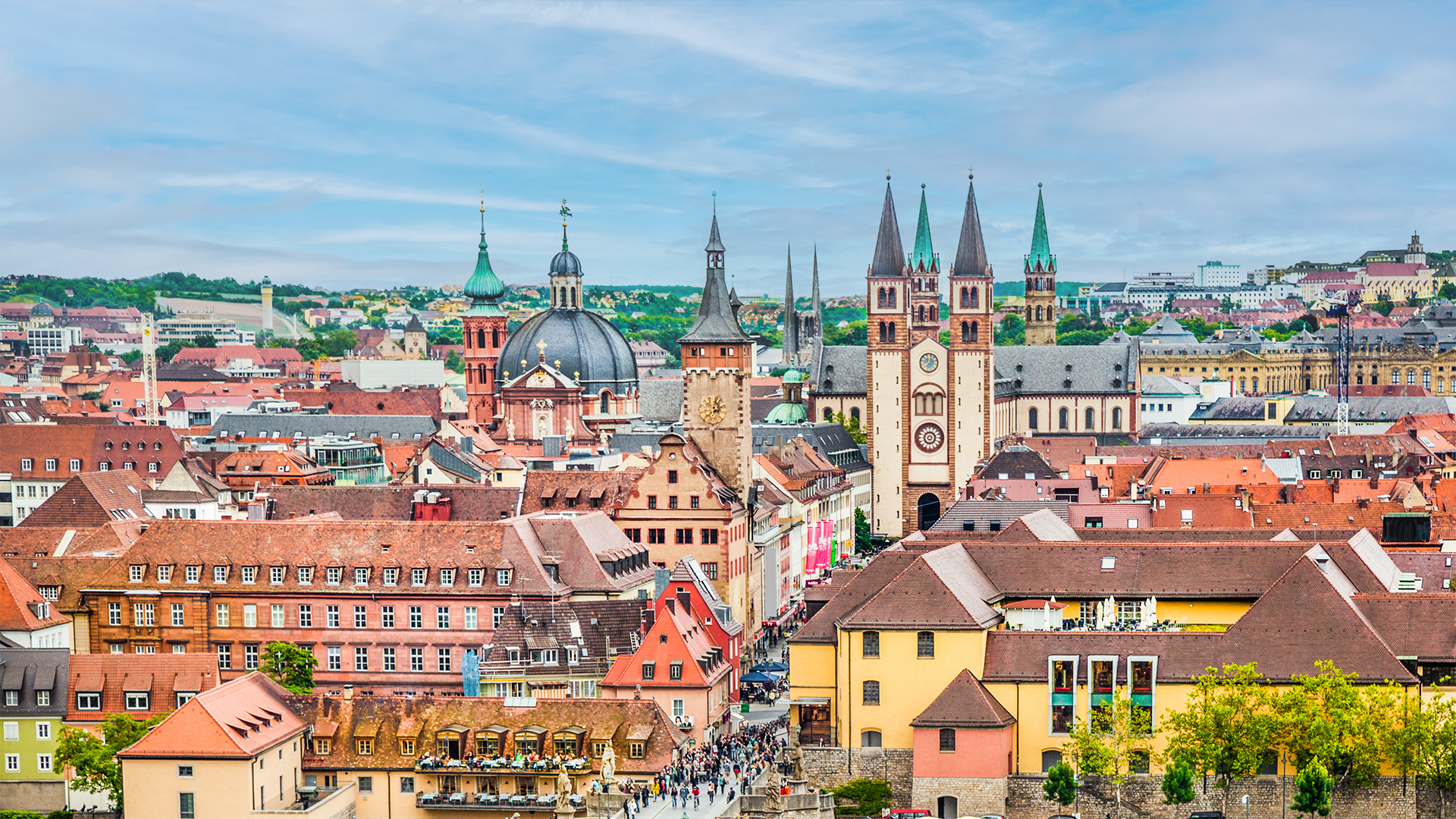 Blick auf die belebte Innenstadt Würzburgs bei schönem Wetter